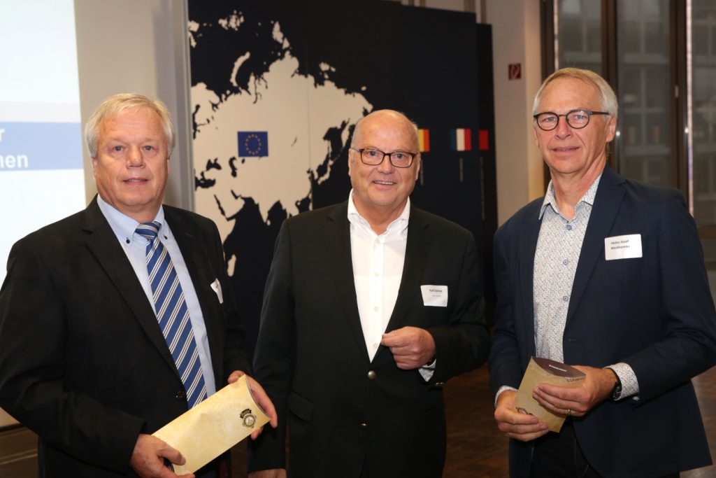Ralf Dörner, iwo-Vorsitzender und Venti Geschäftsführer (Mitte) danke Alfons Tentrup (l.) und Heinz-Josef Westbomke für die geleistete Arbeit Bild: Knut Reimann