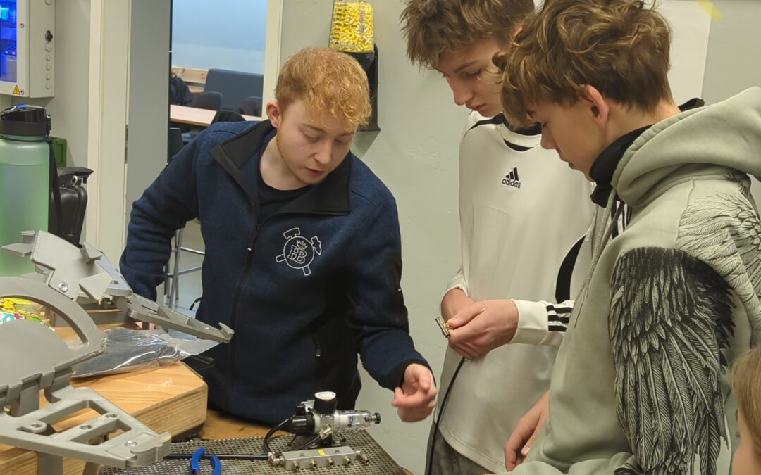 Schweißen, Schrauben, Programmieren: MINT-Tag am Lau begeistert Schüler